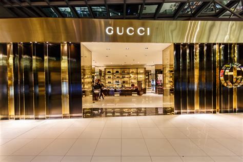 how many gucci stores worldwide